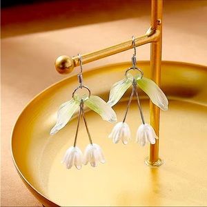 NWT Tulip 🌷 white Flowers drop earrings
